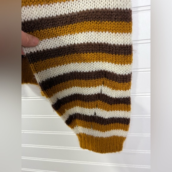 Full Circle Trends cropped striped sweater. Size XL - Picture 4 of 4